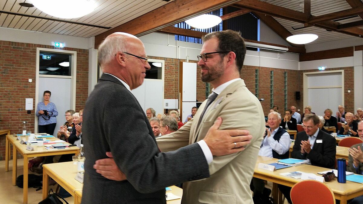 Landesbischof Gerhard Ulrich gratuliert Pastor Dr. Christian Wollmann zur Wahl.