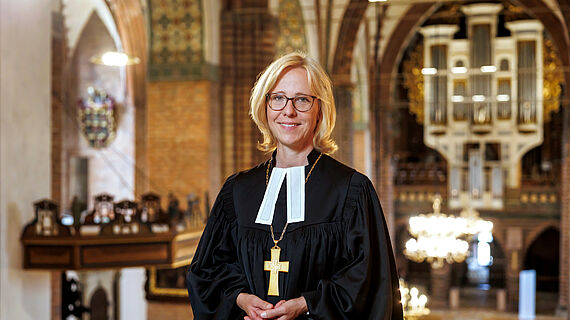 80 Jahre Schleswig-Holstein: Ökumenischer Festgottesdienst im Schleswiger Dom Bischöfin Nora Steen im Talar im Schleswiger Dom