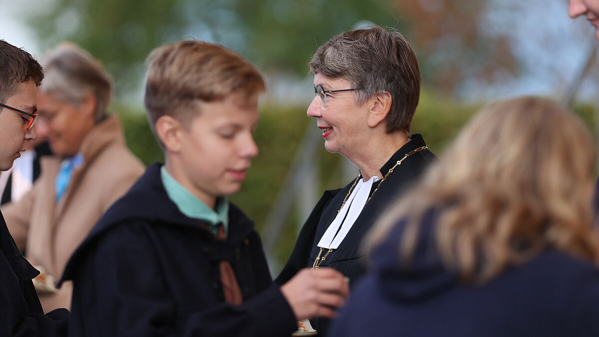 Landesbischöfin Kristina Kühnbaum-Schmidt beim Synodengottesdienst mit den Pfadfindern. 