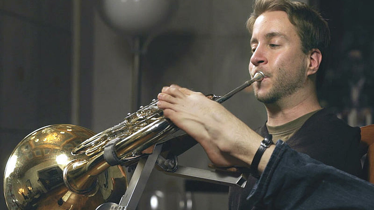 Seitdem er vier Jahre alt ist, spielt Felix Klieser das Horn mit den Füßen (Foto undatiert). Er wurde ohne Arme geboren. Mit seinen 23 Jahren hat der Hornist, trotz seines Handicaps, schon eine Menge erreicht. Bei "Jugend musiziert" ist er Bundespreisträger. Beim "Life Award" wurde er in der Kategorie "Kunst und Kultur" ausgezeichnet. Er musizierte zusammen mit Sting auf dessen Deutschlandtournee. Nun kommt eine weitere Ehrung hinzu - der gebürtige Göttinger erhält am 26. Oktober in München den renommierten Echo Klassik 2014 als Nachwuchskünstler. (Siehe epd-Bericht vom 10.09.2014)