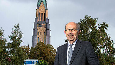 Bischof Gothart Magaard vor dem Schleswiger St. Petri-Dom. 