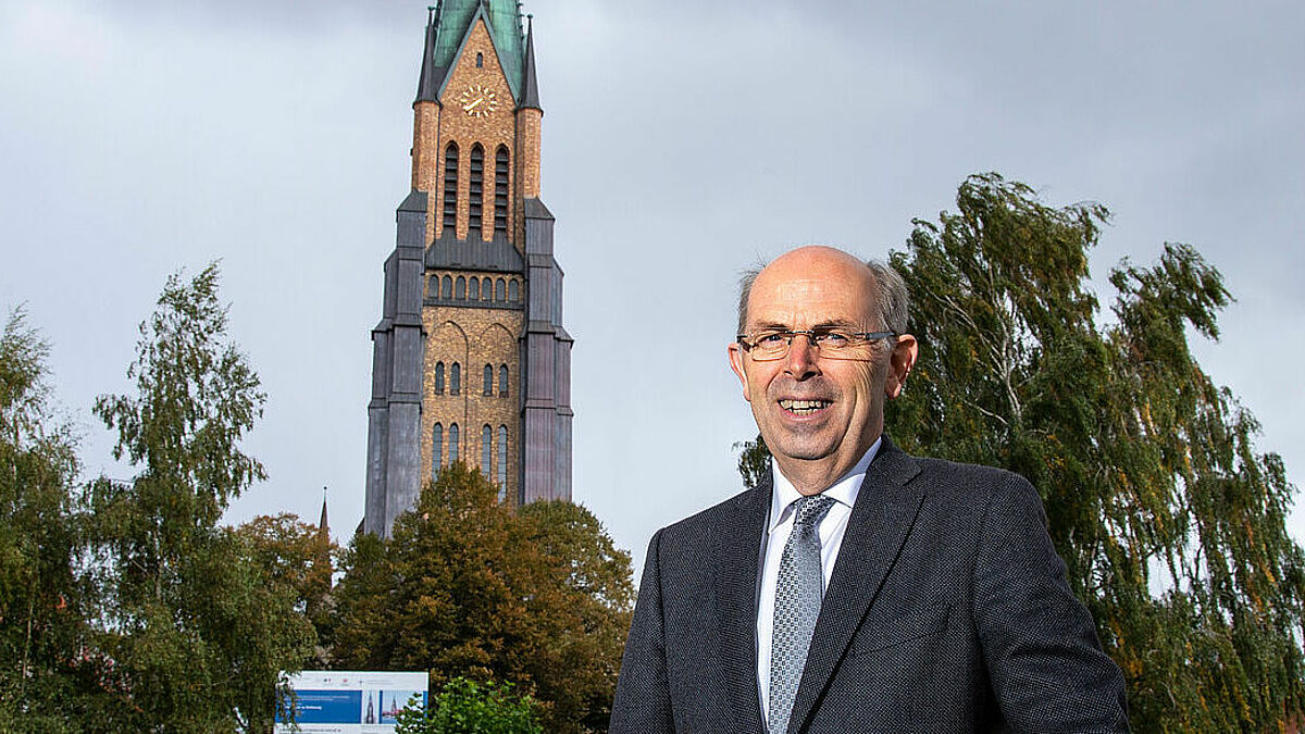 Bischof Gothart Magaard vor dem Schleswiger St. Petri-Dom. 