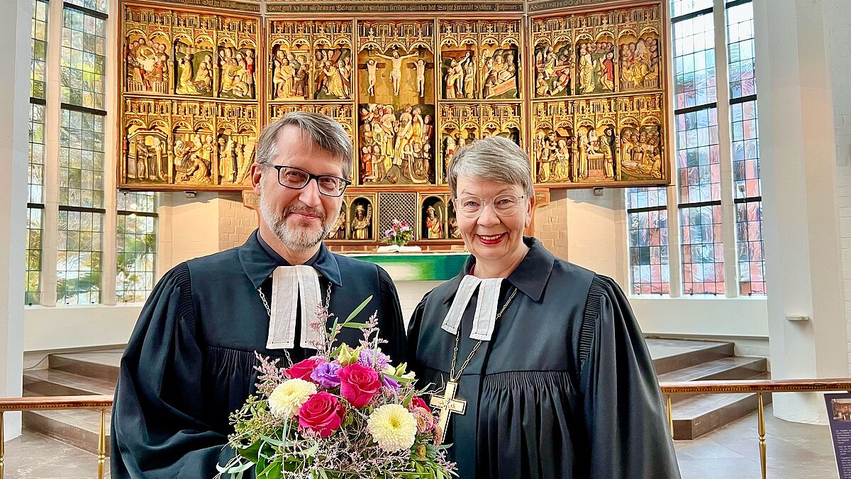 Landesbischöfin Kristina Kühnbaum-Schmidt entpflichtet Oberkirchenrat Mathias Lenz von seinem Dienst im Landeskirchenamt. Foto: Jonny Franzke