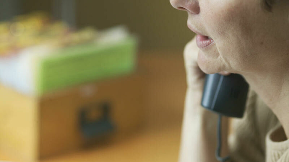 Eine Frau berät am Telefon.