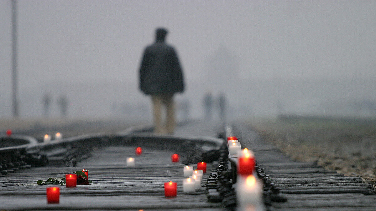 Kerzen für die Opfer im Holocaust-Museum des ehemaligen Konzentrationslagers Auschwitz in Polen. Das Konzentrationslager Auschwitz ist weltweit das zentrale Symbol für den Völkermord an den Juden und die deutschen Gräueltaten in der NS-Zeit. 