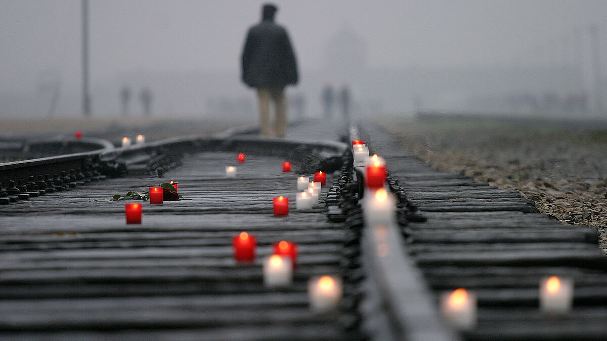 Kerzen für die Opfer im Holocaust-Museum des ehemaligen Konzentrationslagers Auschwitz in Polen. Das Konzentrationslager Auschwitz ist weltweit das zentrale Symbol für den Völkermord an den Juden und die deutschen Gräueltaten in der NS-Zeit. 