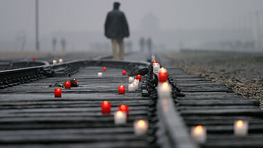 Kerzen für die Opfer im Holocaust-Museum des ehemaligen Konzentrationslagers Auschwitz in Polen. Am 27. Januar 1945 hatten sowjetische Soldaten das Konzentrationslager Auschwitz-Birkenau befreit. 