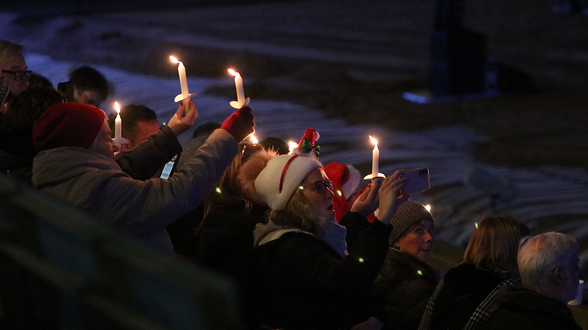 Warm eingehüllt in Mützen, Schals und Handschuhe feiern die Rostocker die Geburt Jesu.