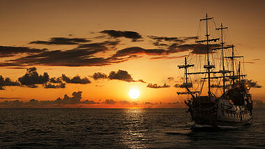 Segelboot im Sonnenuntergang 