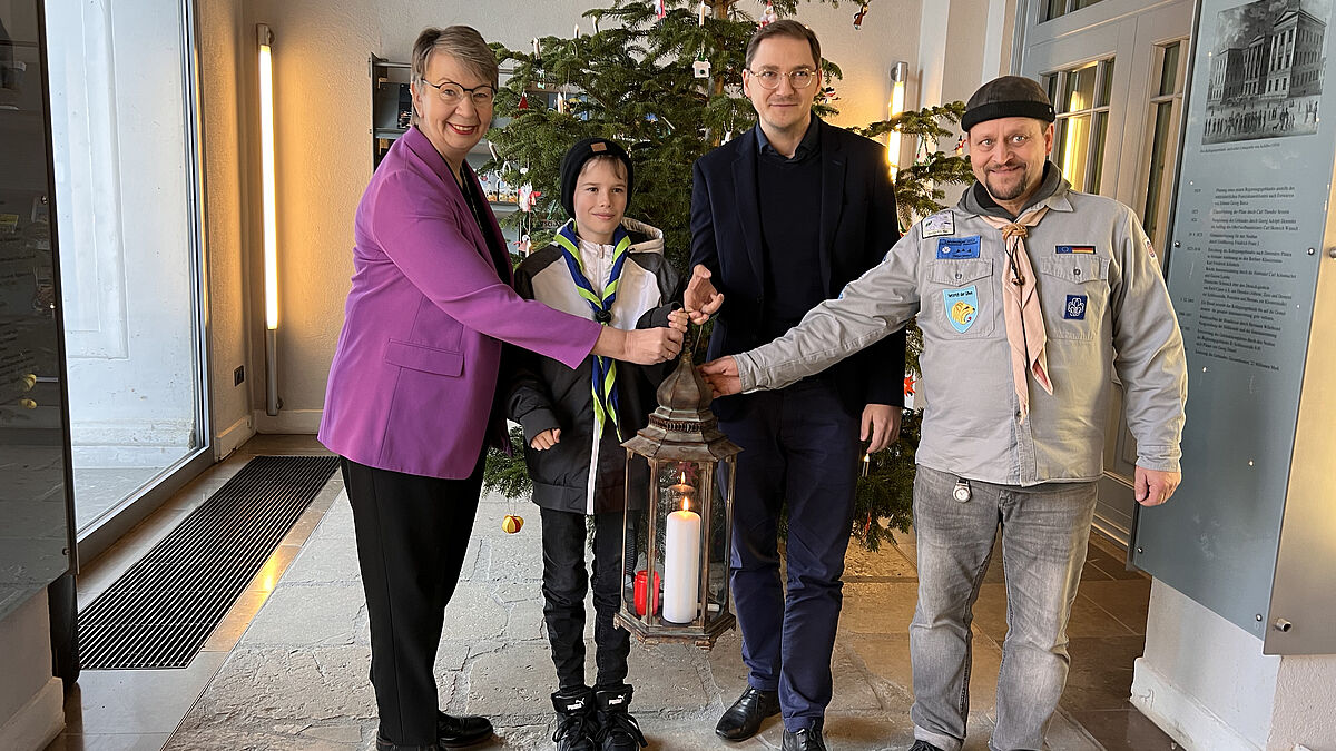 Traditionell wird das Friedenslicht von Pfadfinderinnen und Pfadfindern verbreitet. (v.l.n.r.) Landesbischöfin Kristina Kühnbaum-Schmidt, Pfadfinder Theo, Chef der Staatskanzlei Patrick Dahlemann und Diakon Reinhard Sorge