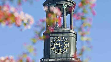 Der Turm der Hauptkirche St. Michaelis im Frühling