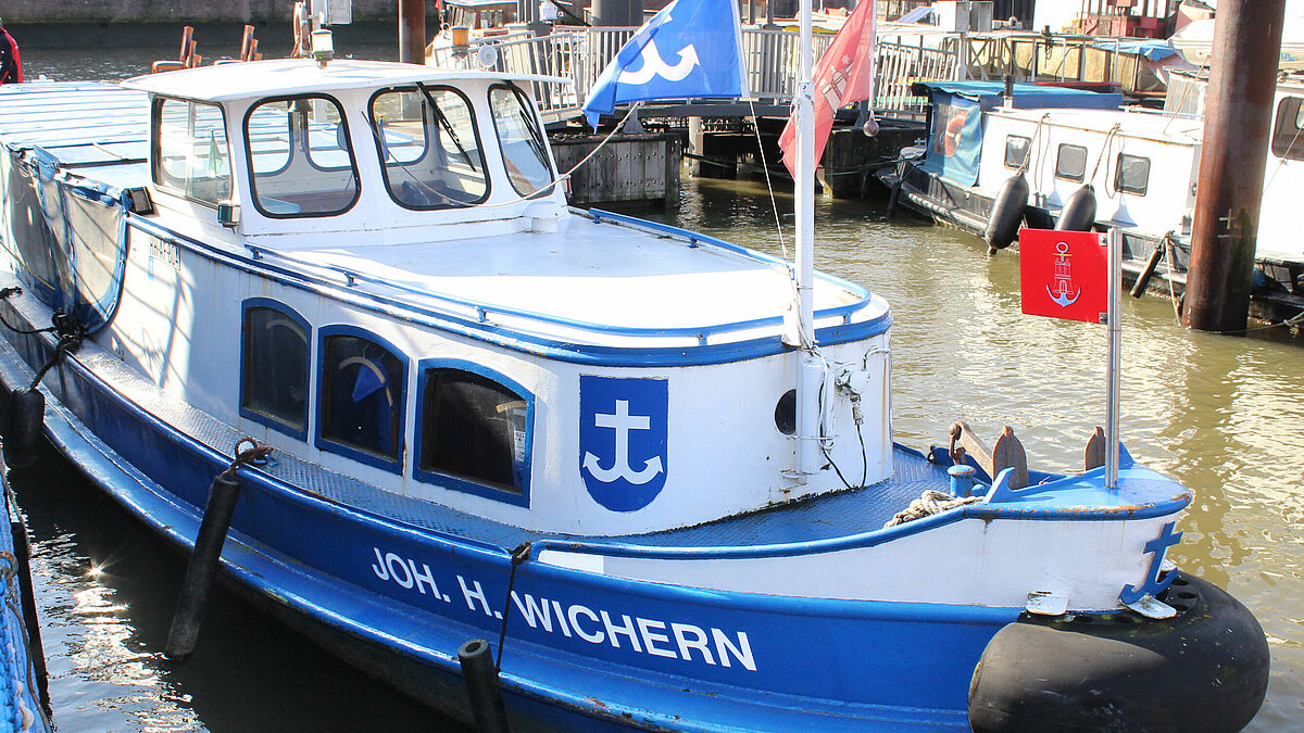 Die Barkasse "Johann Hinrich Wichern" liegt neben der Flussschifferkirche an der "Hohen Brücke" gegenüber der Speicherstadt in Hamburg. Zweimal die Woche läuft die Barkasse "Johann Hinrich Wichern" aus. 