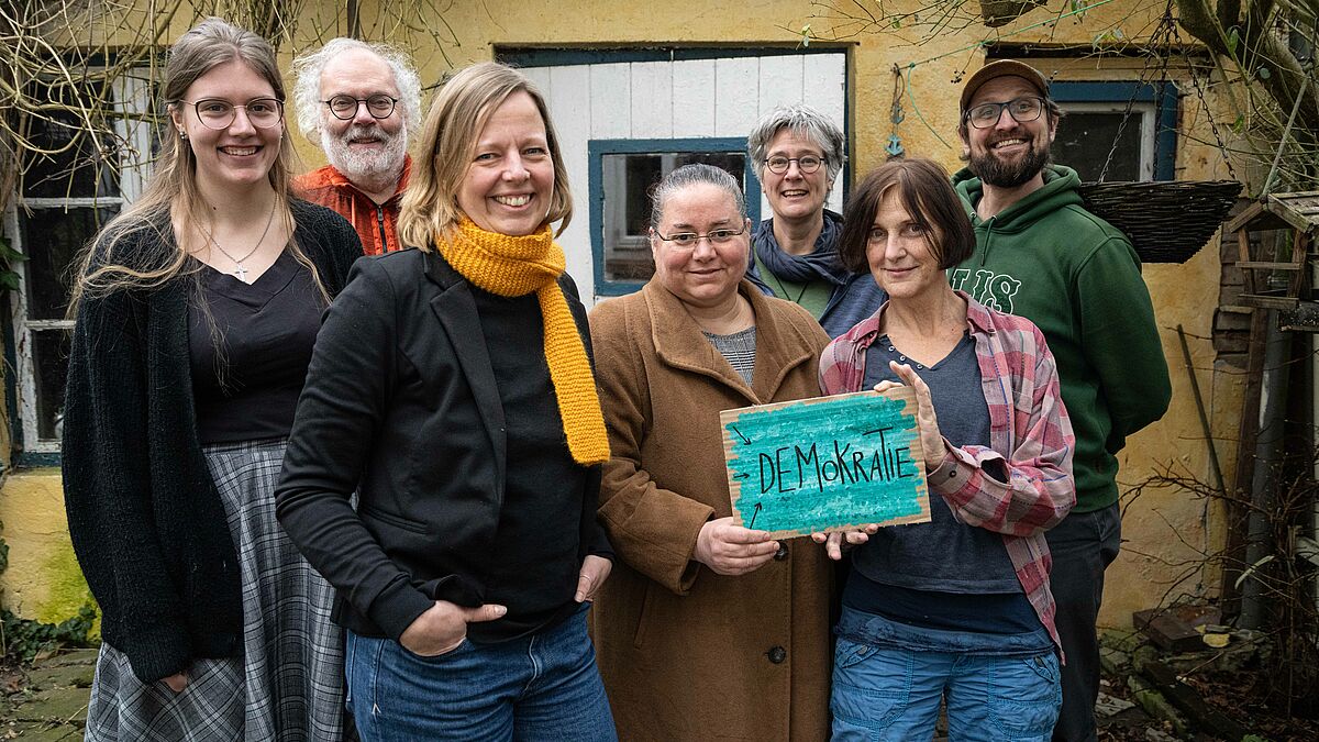 Die Macher:innen der Demokratie-Werkstätten freuen sich auf eine lebendige Veranstaltung mit kreativen Ideen: (v.l.): Clara Maack (FSJ), Christian Rathmer (Gedenkstätte Lutherkirche), Gesa Hollaender (Mehrgenerationenarbeit), Dilek Uyarsal (Künstlerin), Hannah Rau (Workwerkerin), Beate Glau (Künstlerin), Mathias Hollaender (Filmemacher und Fotograf). 

