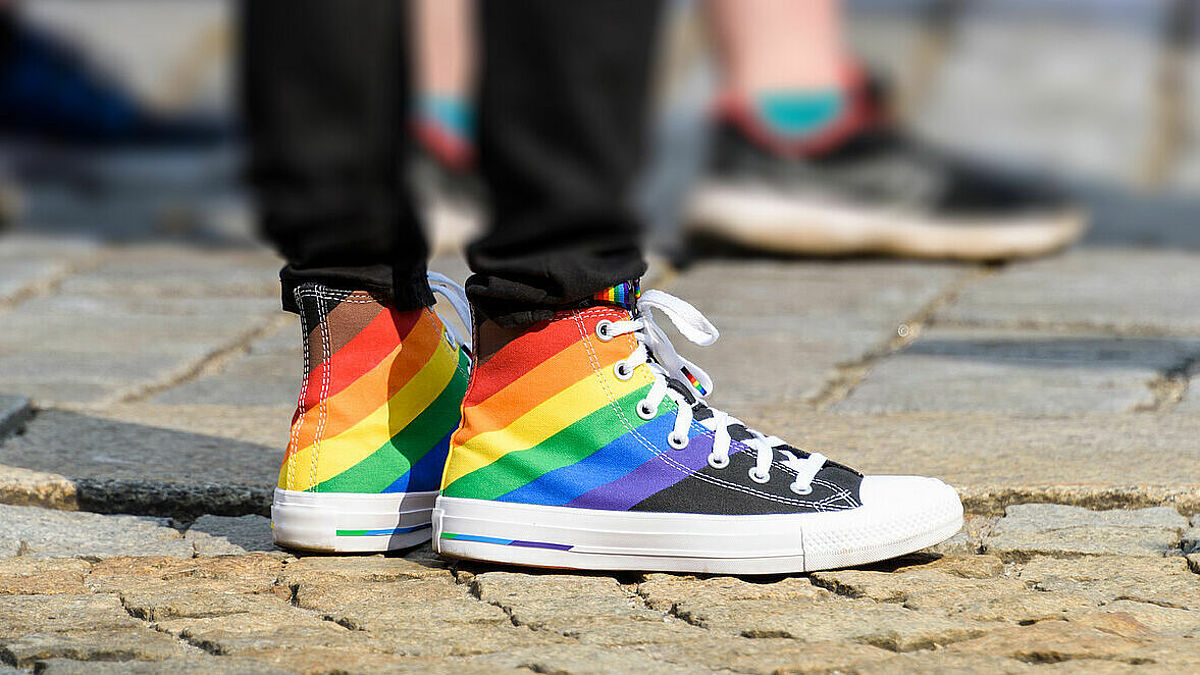 Die Regenbogenflagge ist das Symbol für Vielfalt. Bei der Pride Week kommt sie in allen Facetten zum Einsatz, um für die Rechte von queeren Menschen zu demonstrieren. Los geht die Hamburger Pride Week am 29. Juli. 