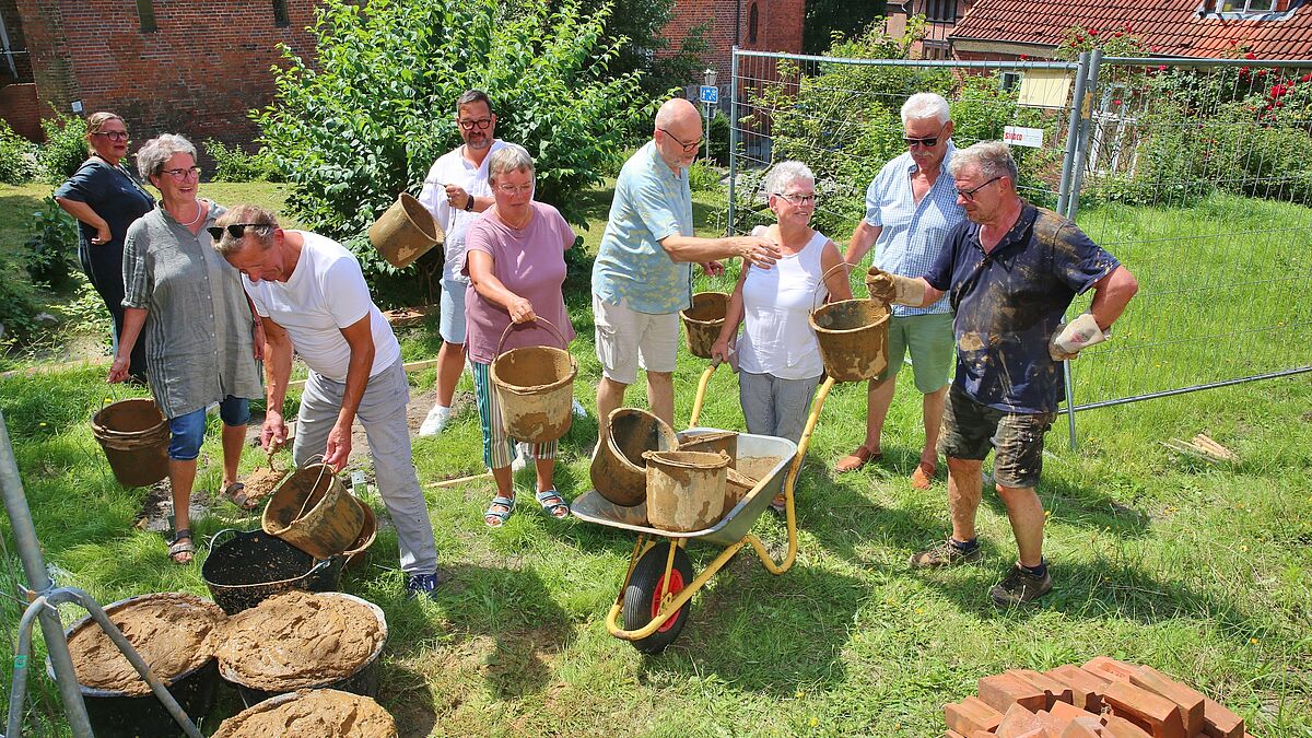 Viele Hände packen es an: Spätestens zum Erntedankfest sollen im Garten der Diakonie in Lauenburg Brote gebacken werden können. 