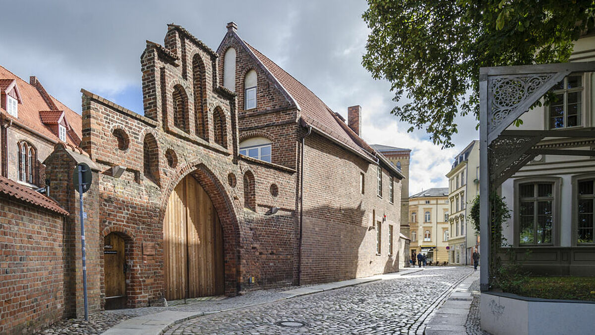 Im ehemaligen St. Katharinenkloster in Stralsund ist heute das Meeresmuseum untergebracht. Doch unter dem imposanten Gebäude schlummert ein Schatz: Archäologen haben Reste einer noch älteren Kirche unter dem Klosterbau entdeckt. 