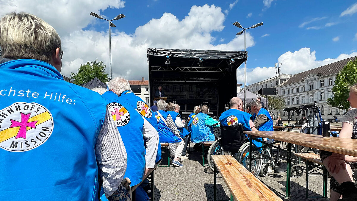 "Nächste Hilfe Bahnhofsmission", viele Blauwesten beim Fest der Bahnhofsmissionen in Schwerin.