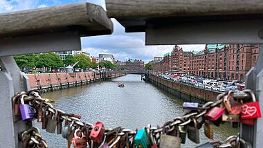 Eine Barkasse ist auf der Elbe in der Hamburger Speicherstadt unterwegs.