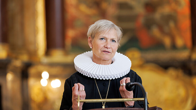 Bischöfin Kirsten Fehrs predigt im Ornat aus dem Altarraum der Hamburger Hauptkirche St. Michaelis