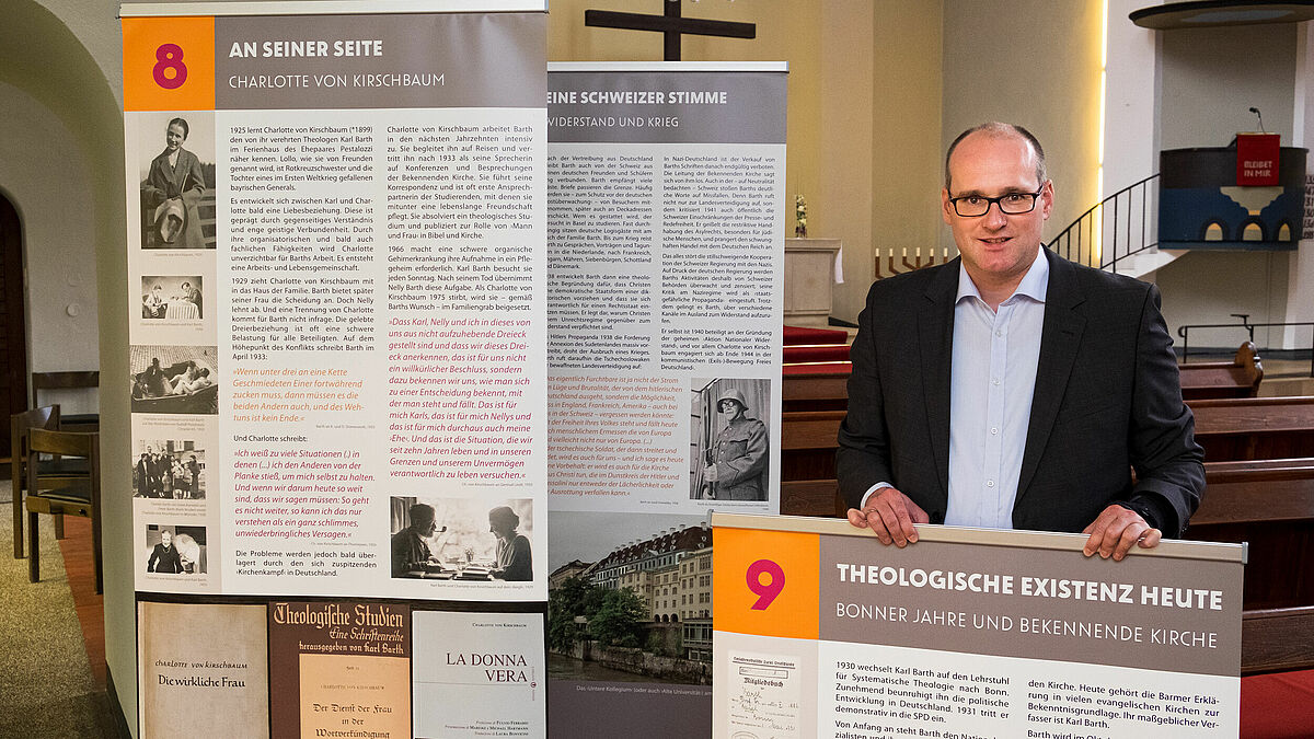 Dr. Stefan Holtmann, Pastor in der Heiligengeistgemeinde Kiel, zeigt die Karl-Barth-Ausstellung in der St. Ansgarkirche in Kiel, Foto: J. Schindler/Nordkirche