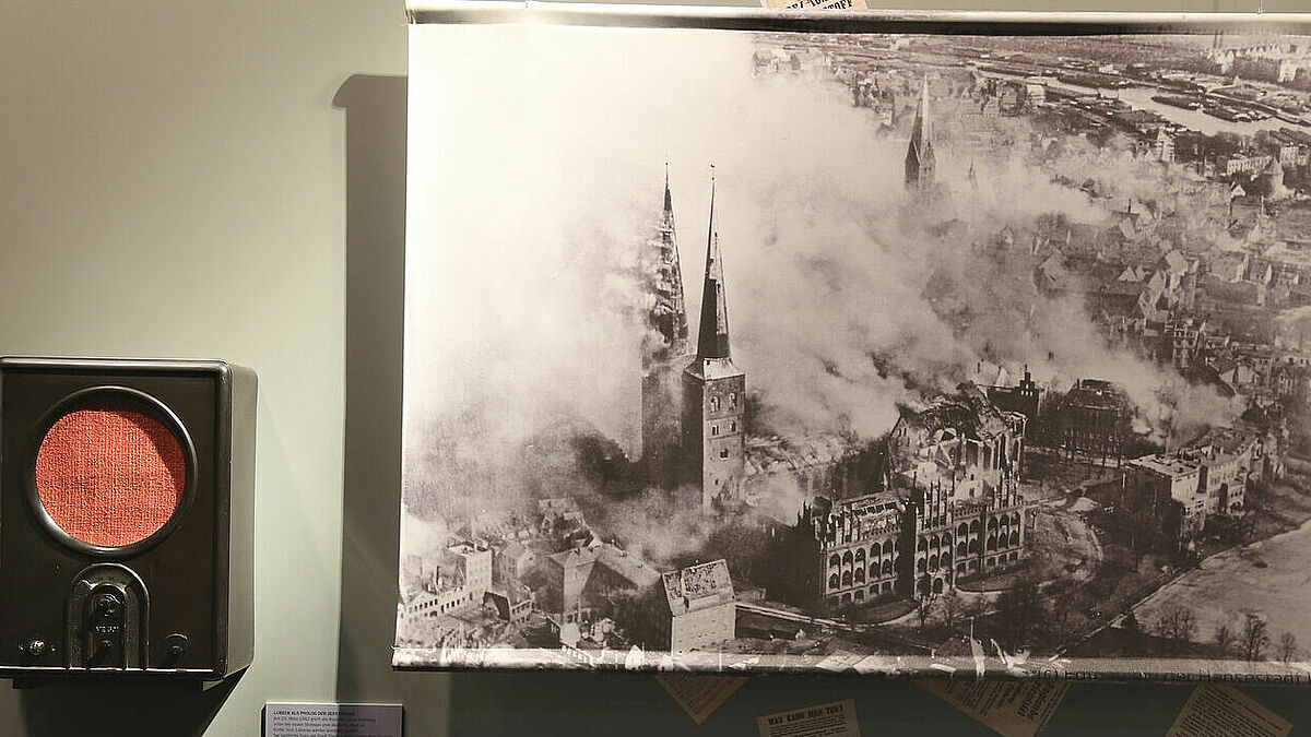 Ein Museum erinnert im Mahnmal St. Nikolai  in Hamburg an den Bombenkrieg in Europa. Das Foto zeigt die Bombardierung der Stadt Lübeck. 