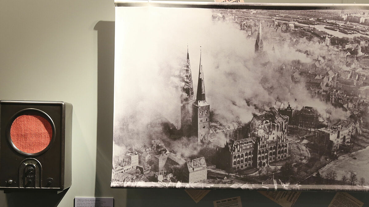 Ein Museum erinnert im Mahnmal St. Nikolai  in Hamburg an den Bombenkrieg in Europa. Das Foto zeigt die Bombardierung der Stadt Lübeck. 