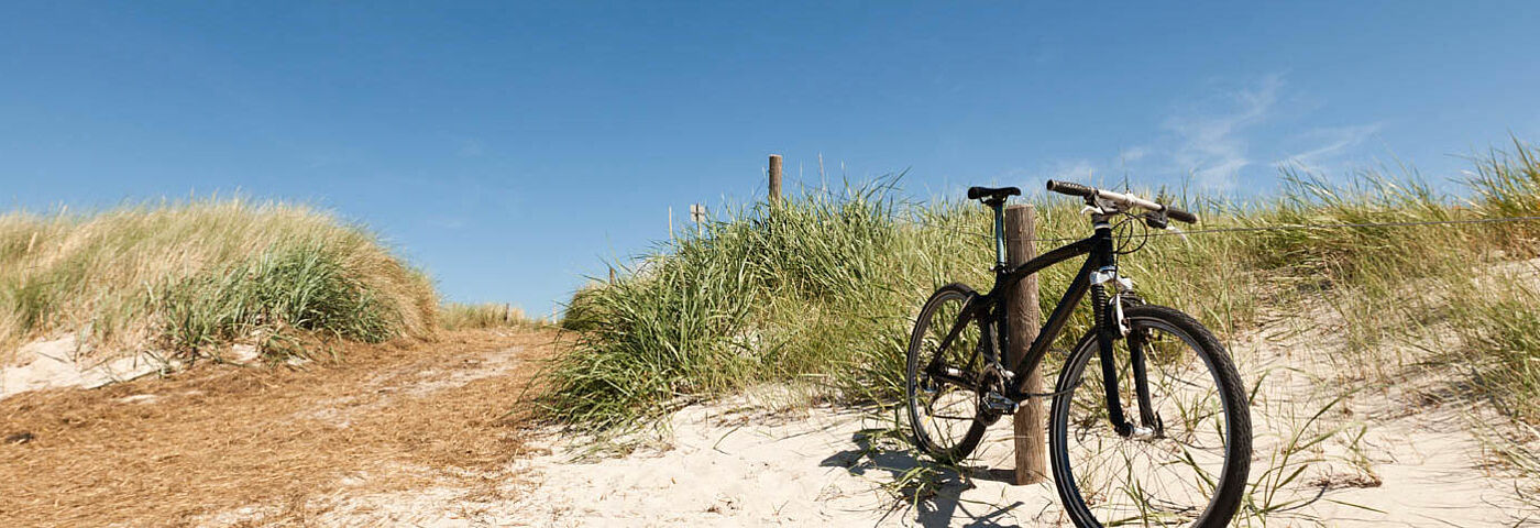 Fahrrad am Strand auf der Insel Rügen