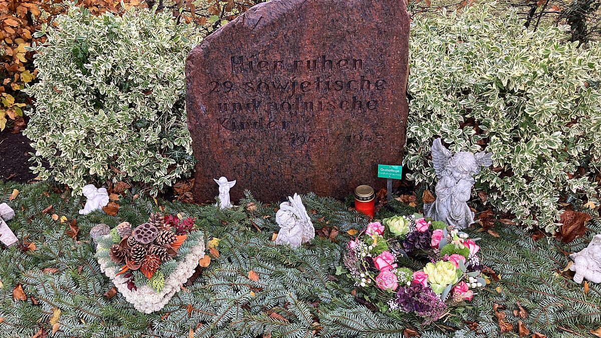 Auf dem Lensahner Friedhof erinnert ein Gedenkstein an die Säuglinge, die im NS-"Kinderheim Ost" geboren wurden und aufgrund von grausamer Vernachlässigung starben. 