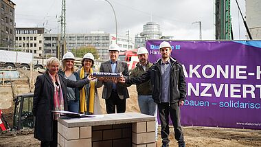 Mit einer Feier und Segnung zur Grundsteinlegung haben hat die Diakonie Hamburg den Startschuss für ein soziales Neubauprojekt in der Nähe des Hauptbahnhofs gegeben.