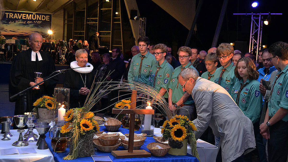 Bischöfin Kirsten Fehrs (M.) und Pastor Thomas Hirsch-Hüffell gestalteten mit vielen Ehrenamtlichen den Open-Air-Gottesdienst