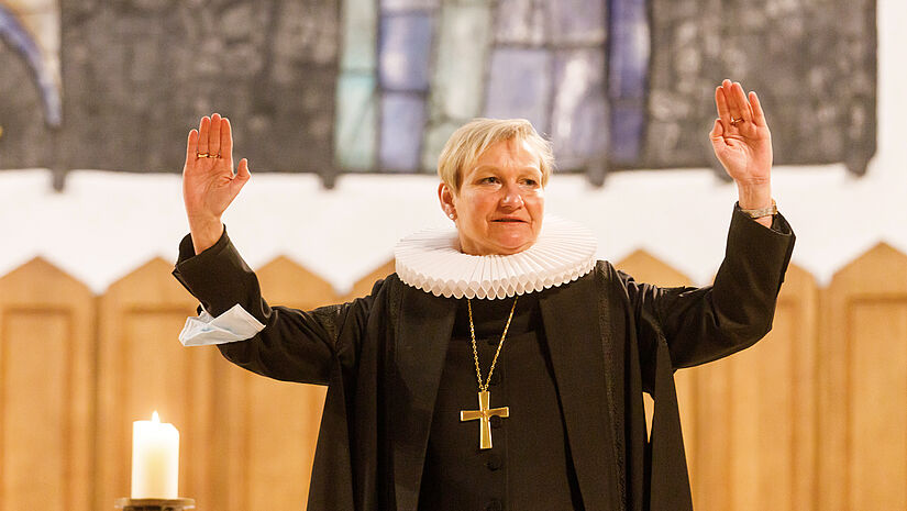 Bischöfin Kirsten Fehrs spricht den Segen zum Abschluss des Gottesdienstes zur Aussendung des Friedenslichts von Bethlehem 2020