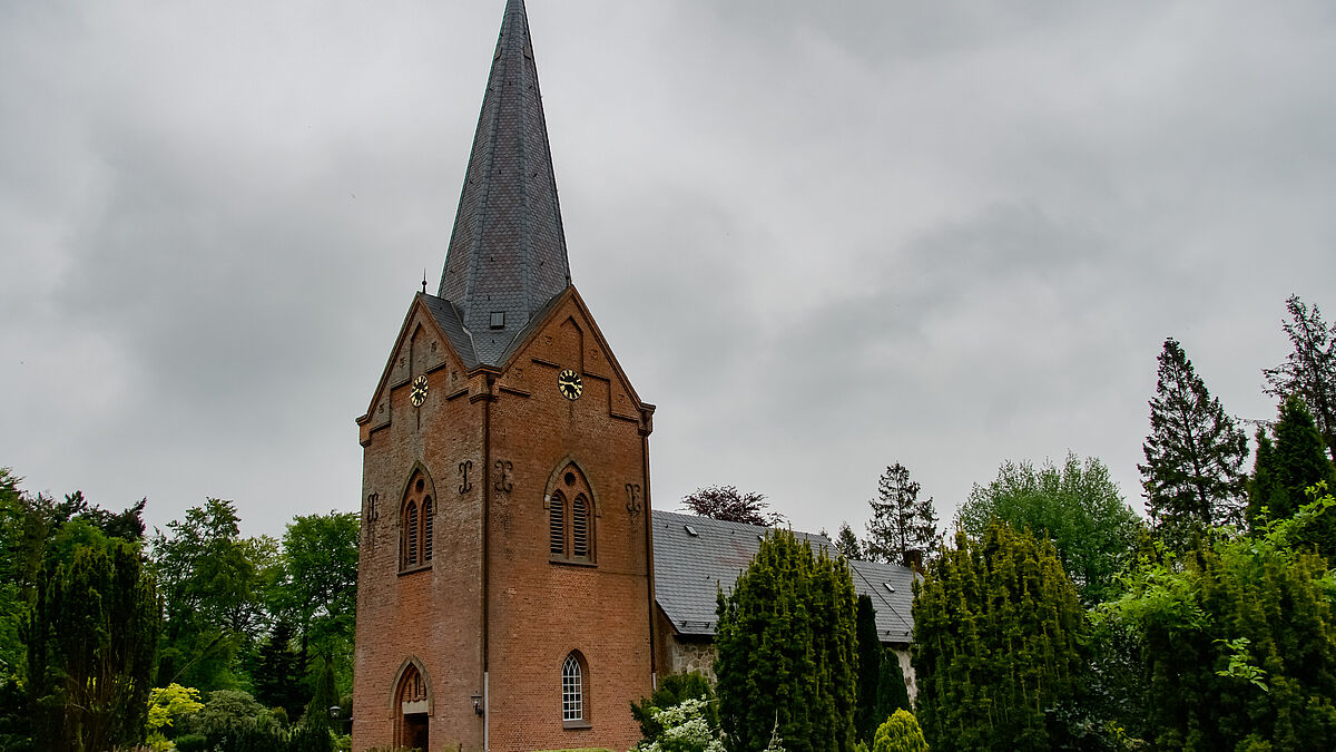 Die Drelsdorfer Kirche ist überwiegend aus Feldsteinen gebaut und ist etwa 800 Jahre alt. Mit den jüngsten Arbeiten wurde ein Belüftungssystem geschaffen, das hilft, ihre wertvollen Wandmalereien und andere Schätze zu bewahren. 