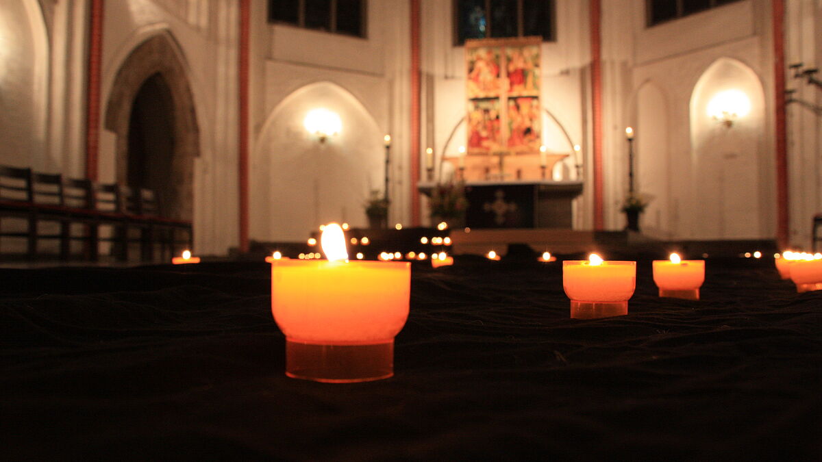 Angezündete Kerzen in Hamburgs Hauptkirche St. Jacobi (Symbolbild)