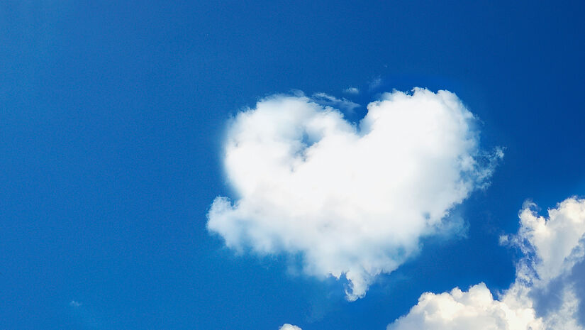 Wolkenherz am strahlend blauen Himmel 