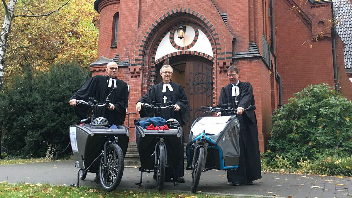 Die Pröpste des Kirchenkreises West/Südholstein bei der klimafreundlichen Auslieferung der Luther-Bibeln