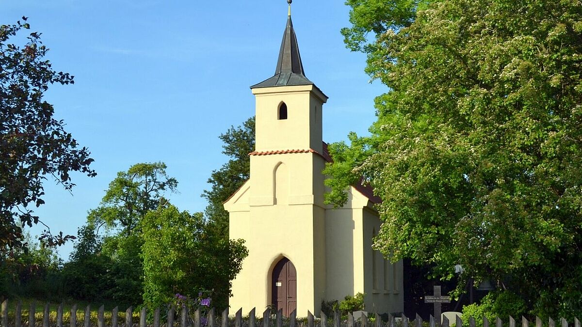 Die Kapelle in Jager umgeben von grünen Bäumen im Sommer.