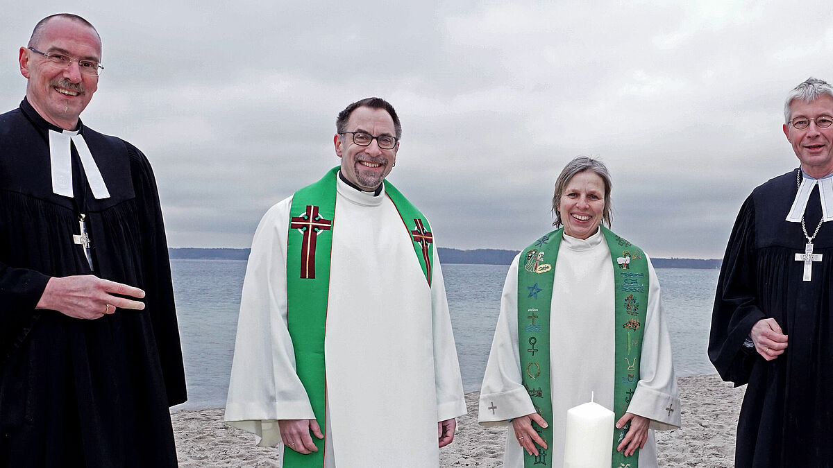 Propst Matthias Krüger, Pastor Klaus-Peter Bregas, Pastorin Brigitte Gottuk und Propst Sönke Funck (v.l.) laden zum ersten kirchenkreisweiten Tauffest am Eckernförder Strand ein.