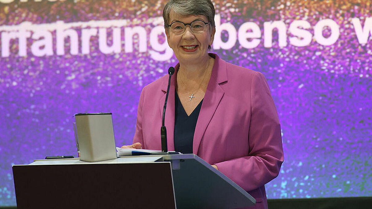 Landesbischöfin Kristina Kühnbaum-Schmidt am Rednerpult beim Bericht vor der Landessynode 