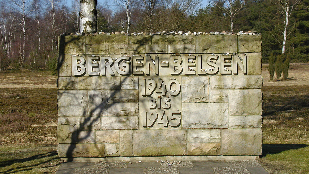 Gedenkstätte Bergen-Belsen: Gedenkstein auf dem ehemaligen Lagergelände