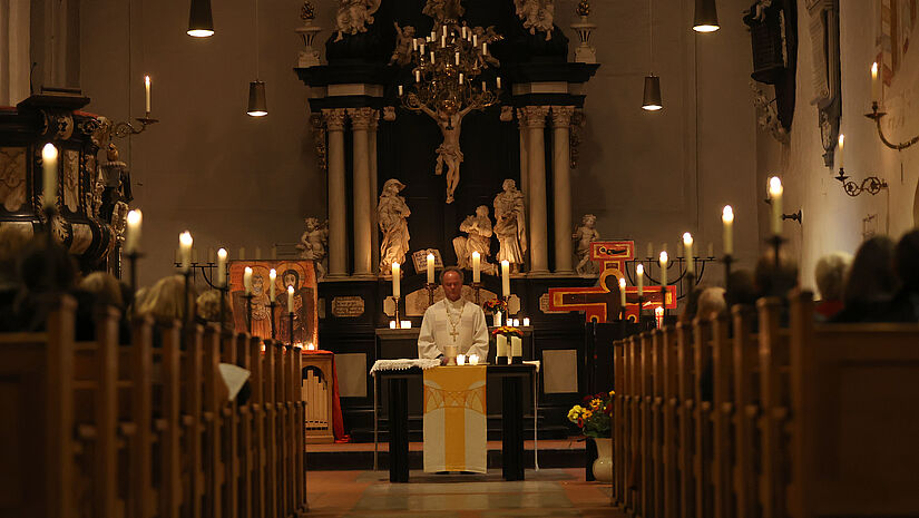 Bischof Tilman Jeremias gestaltet gemeinsam mit Bruder Richard den Taizé-Gottesdienst in Travemünde.