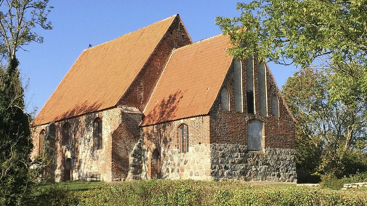 Die St. Maria-Magdalena-Kirche in Neunkirchen auf der Insel Rügen ist baufällig. Für die Dachsanierung gab es jetzt eine Finanzspritze von der Deutschen Stiftung Denkmalschutz. 