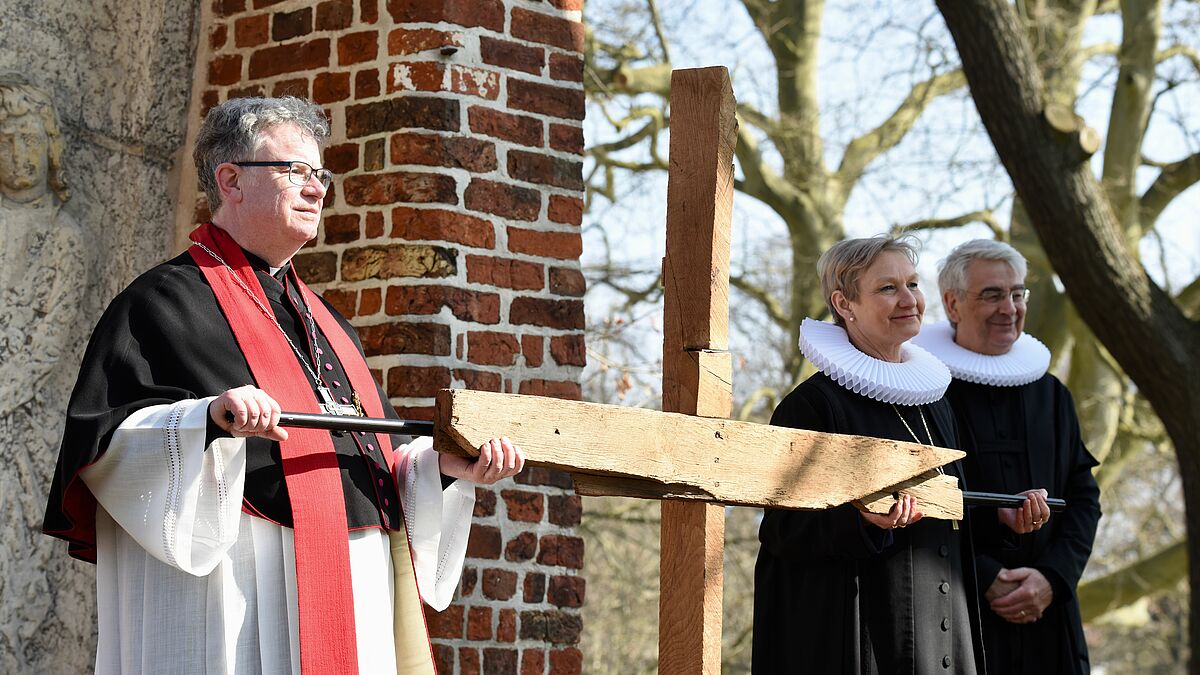 Christoph Giering, Propst der Pfarrei Propstei Herz Jesu und Kerstin Fehrs, Bischöfin im Sprengel Hamburg und Lübeck der Evangelisch-Lutherischen Kirche in Norddeutschland (Nordkirche), tragen das Kreuz, im Hintergrund Pastor Lutz Jedeck, Evangelisch-Lutherische Kirchengemeinde St. Jakobi Lübeck (Archivfoto, 2022)