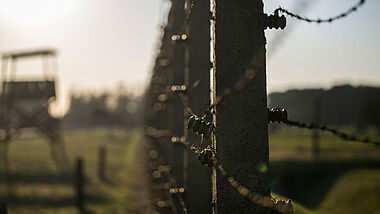 Stacheldraht im Konzentrationslager Auschwitz-Birkenau in Polen .