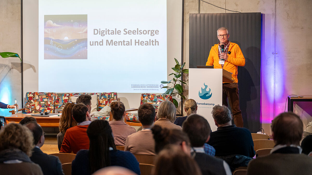 Achim Blackstein stellte die Digitale Seelsorge und Beratung der Landeskirche Hannovers vor. Dort ist er als Pastor Beauftragter für den Bereich. 