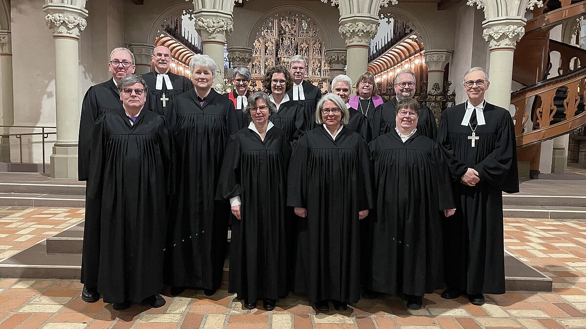 Die neuen Prädikantinnen und Prädikanten im Sprengel Schleswig und Holstein, Propst Matthias Krüger, Pröpstin Witt, Pastor Wolfgang Boten und Pastorin Claudia Süssenbach als Beteiligte am Gottesdienst und Propst Block, der stellvertretend für Bischöfin Nora Steen die Berufung und Einsegnung vorgenommen hat. 