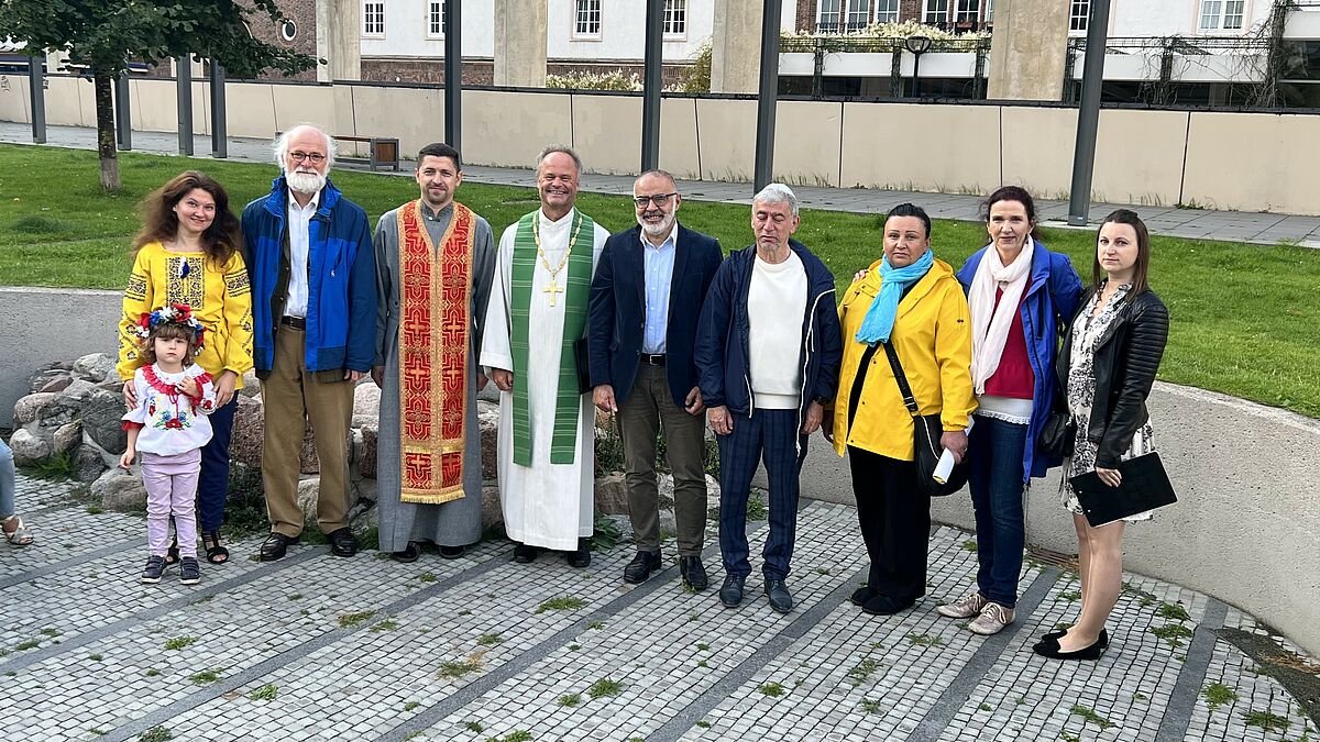 Mehrere Religionsvertreter, die ein gemeinsames Anliegen haben: Frieden. In Rostock bringen sie in teils sehr persönlichen Gebeten vor, was sie bewegt. 