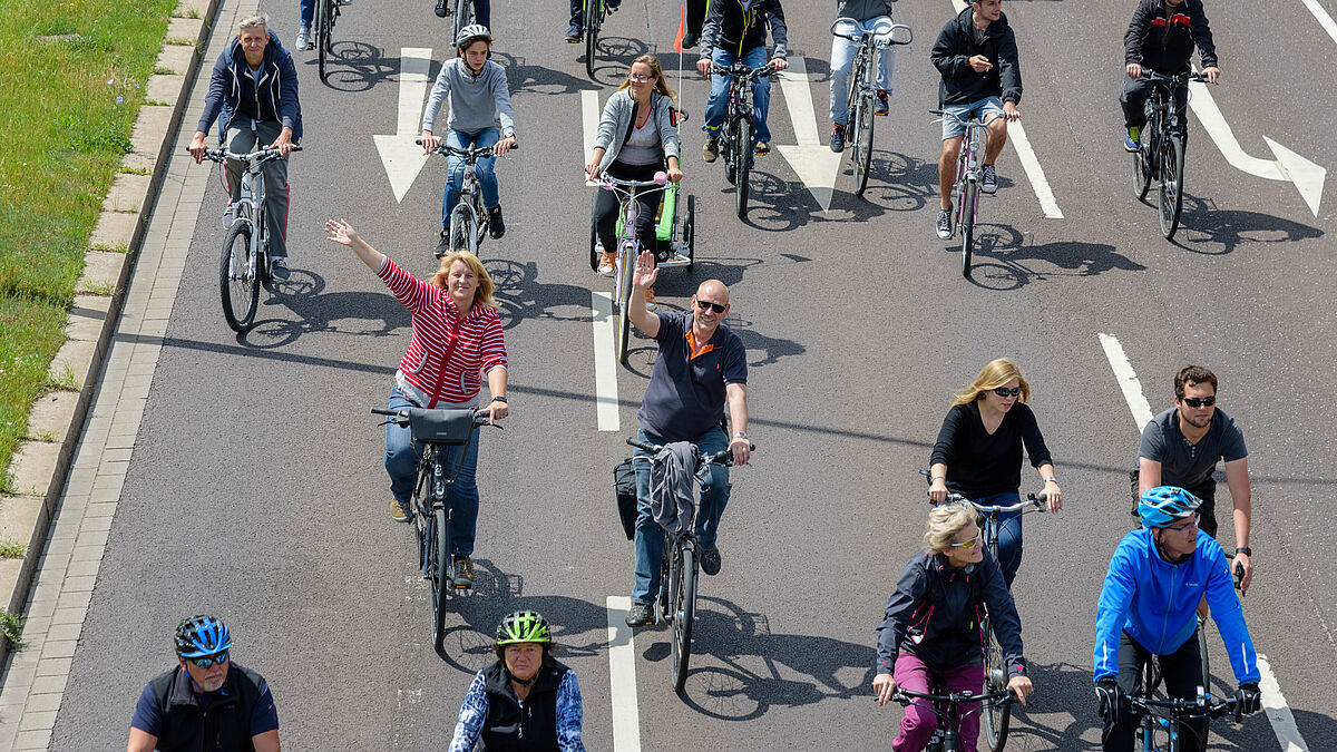 Bei der Fahrradsternfahrt erobern die Drahtesel die Straße.