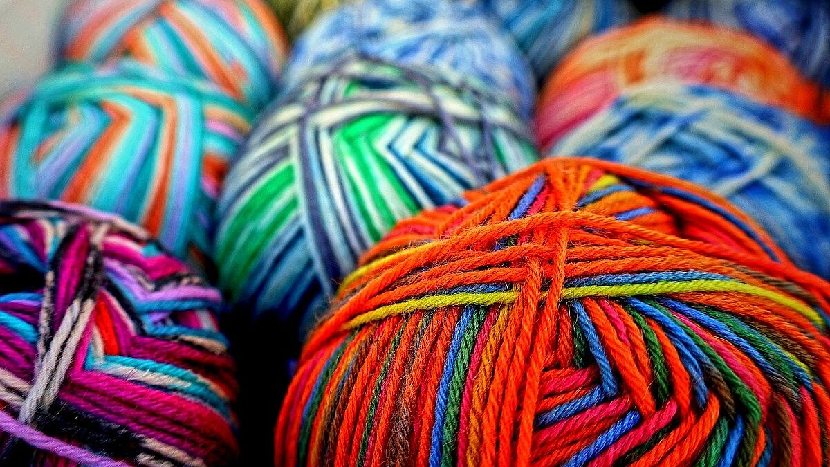 In stundenlanger Handarbeit entstehen aus der Wolle Socken, Schals und andere wärmende Sachen, die die "Strickfeen" an die Seemannsmission und andere Hilfseinrichtungen spenden. 