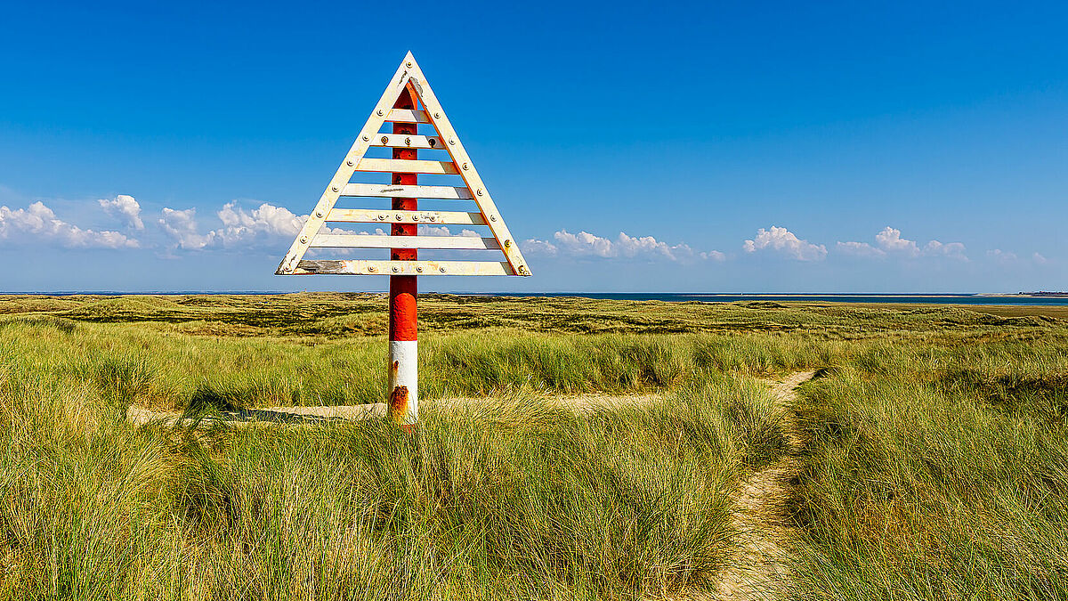 Weite statt Zäune: Bake am Ellenbogen-Strand, welche die Grenze zwischen Dänemark und Deutschland markiert.