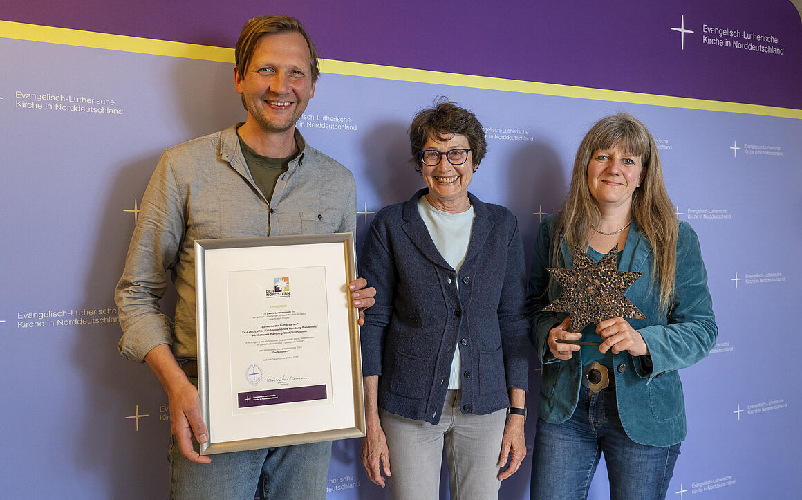 Pastor Björn Begas, KG Hamburg-Bahrenfeld, und Dr. Uta Heyen, ehrenamtliche Mitarbeiterin, mit der Synodalen und Laudatorin Dr. Brigitte Varchmin